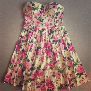 Strapless dress w/built in bra